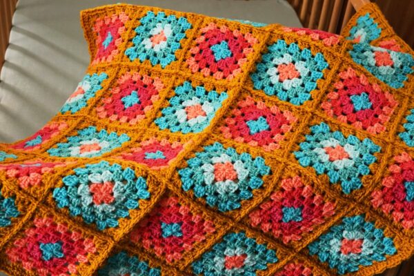 Gehaakt Babydekentje “Roze en blauwe grannies”